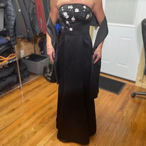 Beautiful Black and White Dave's Bridal Formal Dress Size 6